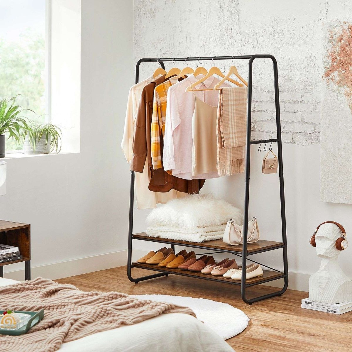 Premium Stahl Kleiderständer 130kg – Michael - Stehend mit 2 Holzablagen - nestful