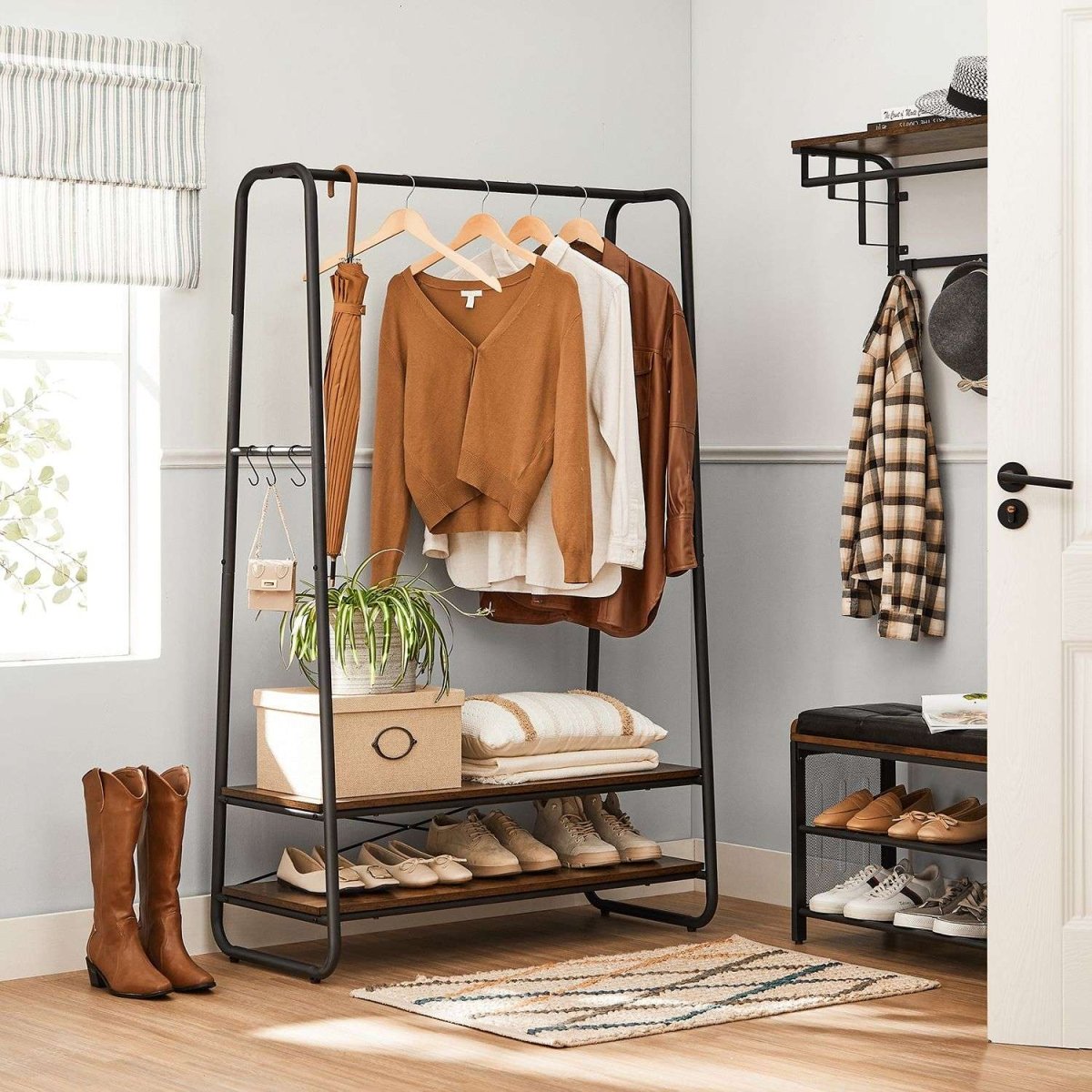 Premium Stahl Kleiderständer 130kg – Michael - Stehend mit 2 Holzablagen - nestful