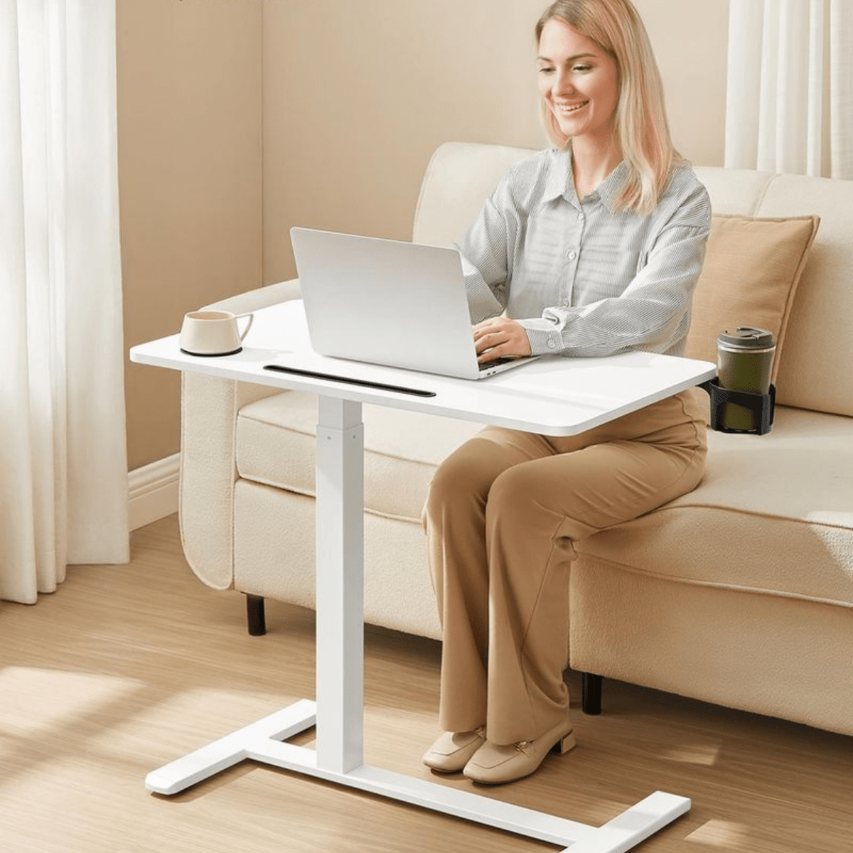 Mobiler höhenverstellbarer Schreibtisch – Lumo – mit Rollen & Getränkehaltern - nestful