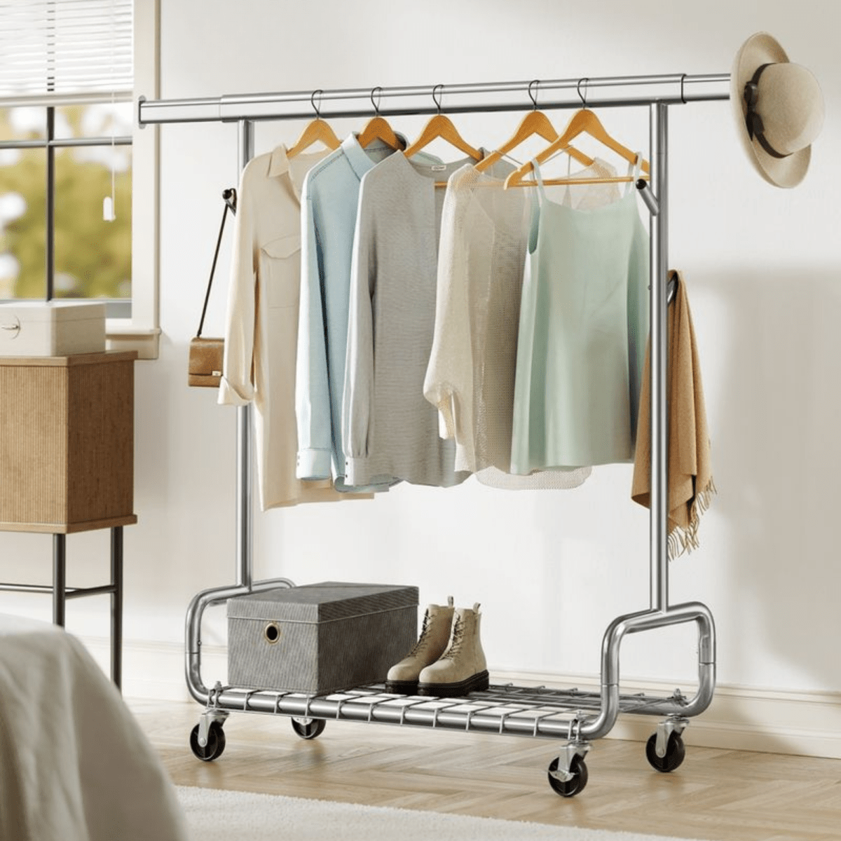 Schwerlast - Kleiderständer 200kg – Luca - Ausziehbar mit Rollen & Ablage - nestful