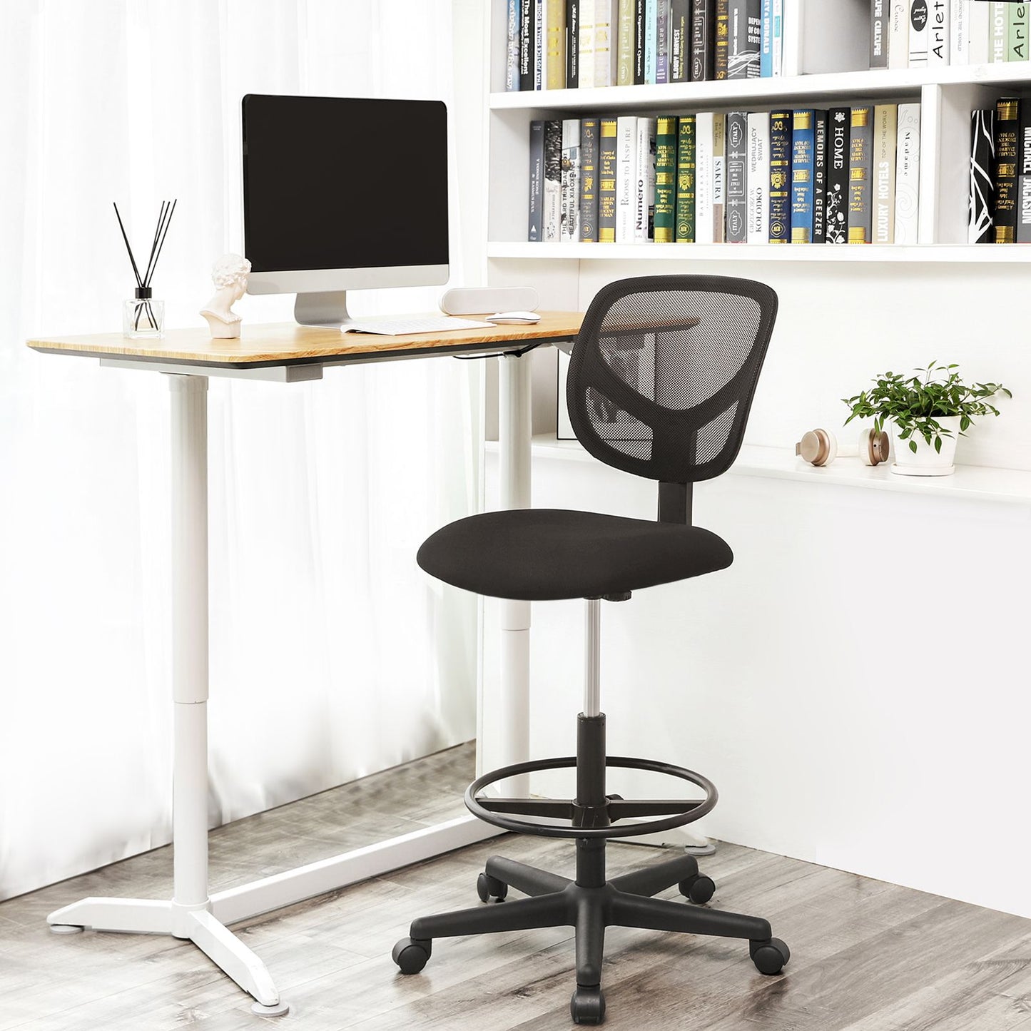 Eenvoudige bureaustoel met netstof bekleding
